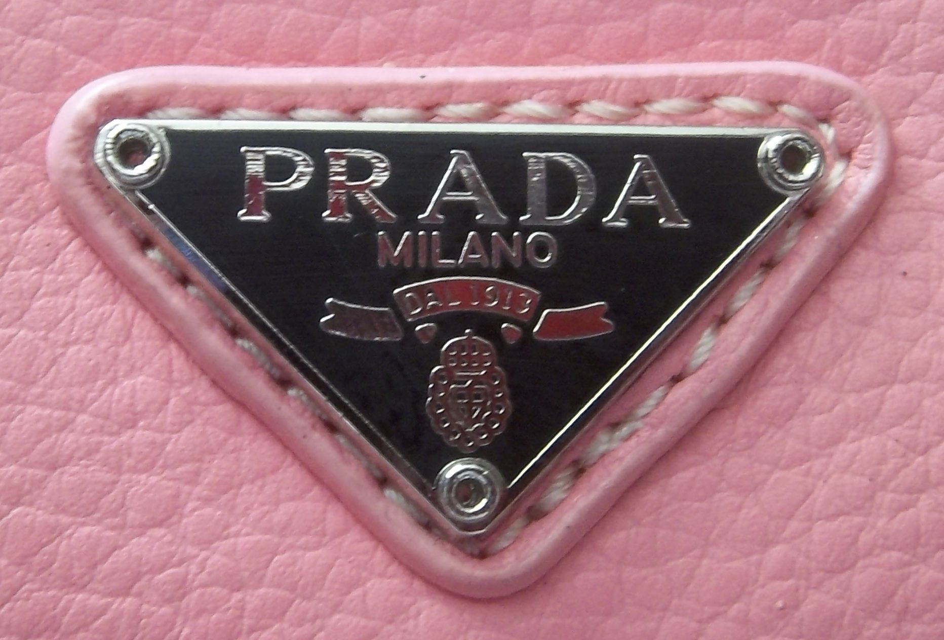 El legado real que esconde el emblema de Prada
