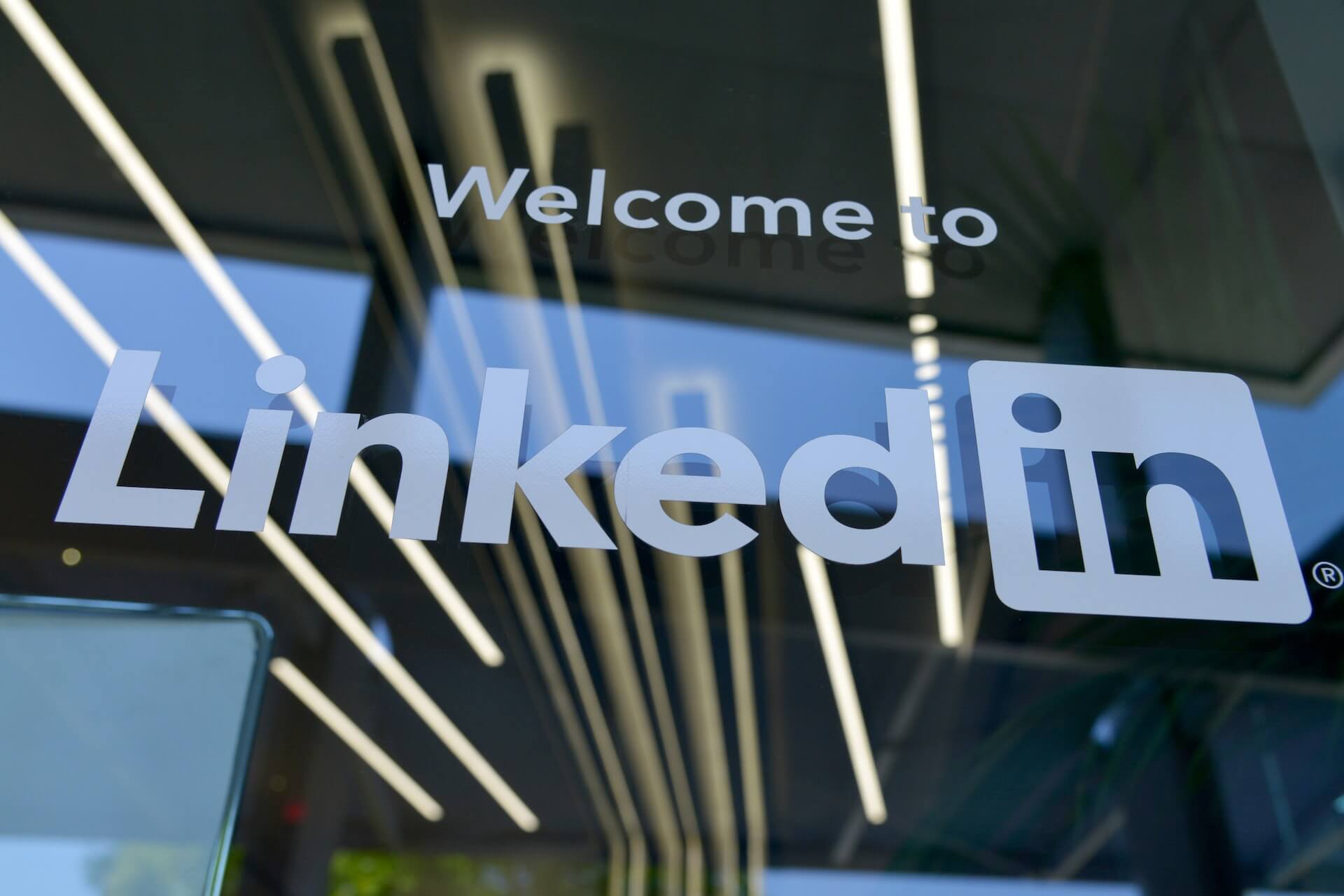 6 Tips to Make Professional LinkedIn Cover Photos